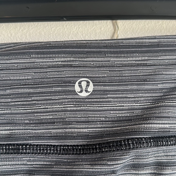 Lululemon 3/4 Cropped Legging​​​​​​​​ - Picture 4 of 5
